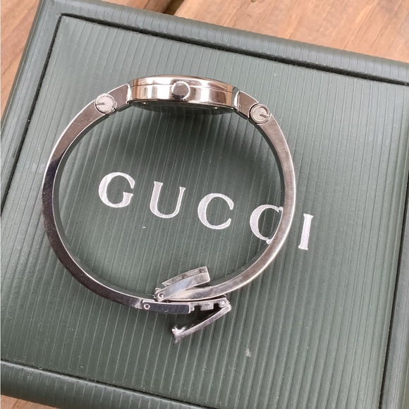 Ladies Gucci bangle watch ๐บ - Picture 4 of 13